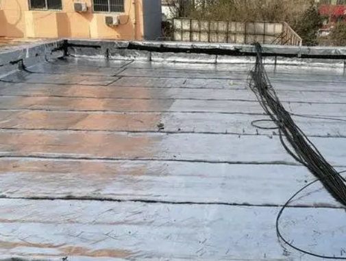 昌吉卫生间漏水维修公司分享下昌吉屋面楼顶防水刚性防水层施工要点。
